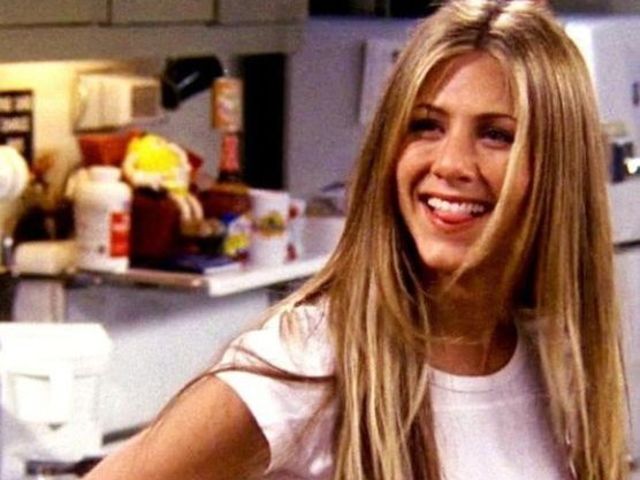 How did Rachel chip her tooth in Season 4? 