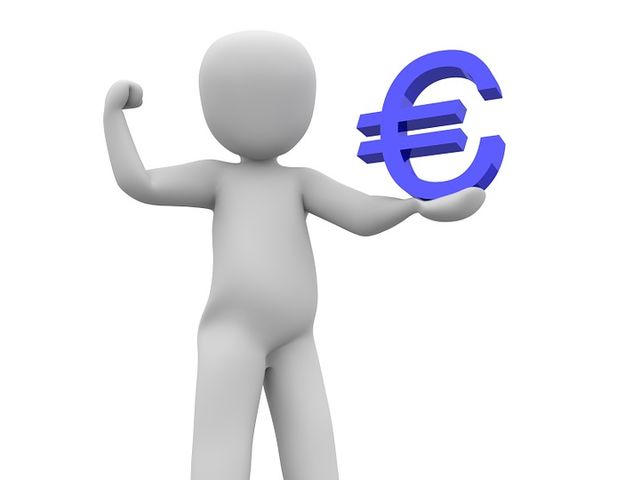 €3 was correct! Someone uses the site to do an auld spot of dealing!