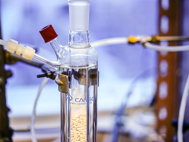 Se estivesses a aprender sobre como criar uma explosão na aula de química, quais as etapas que seguirias?