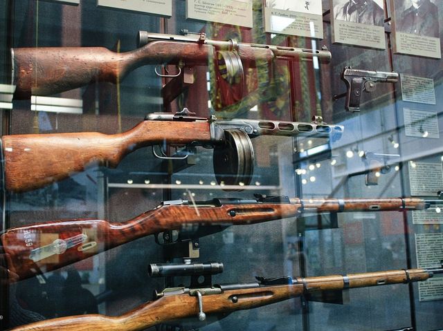 Кто из нижеперечисленных писателей прошел три войны?