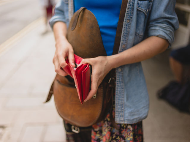 De camino al trabajo te consigues una billetera con $50 dolares, dos tarjetas de crédito y una licencia de conducir. ¿Qué harías?