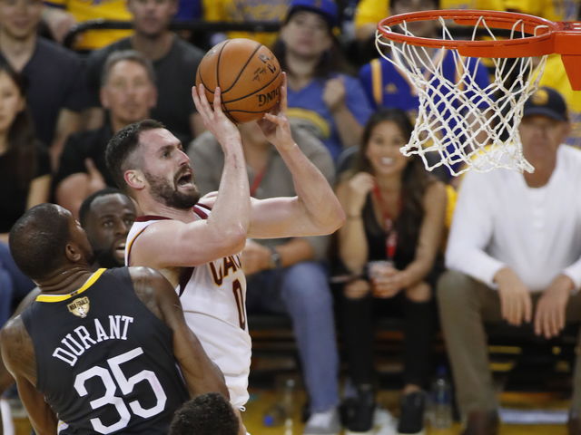 ¿Qué puesto ocupa Kevin Love en anotación en postemporada con los Cavaliers?