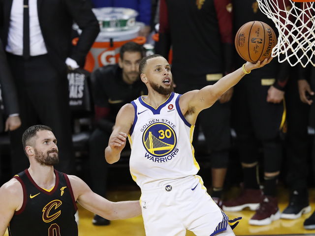 ¿Cuántos partidos consecutivos tiene Stephen Curry marcando al menos un triple en postemporada?