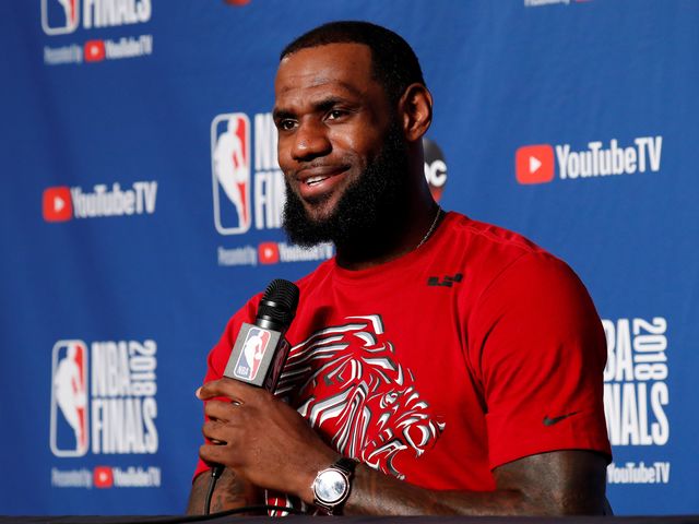 Con su actuación del segundo juego (29 puntos) LeBron (1,327) superó a Kareem Abdul Jabbar (1,317) para colocarse en el segundo lugar de todos los tiempos en puntos en finales de la NBA.