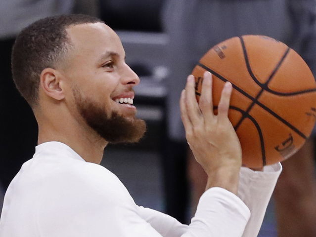 Steven Curry tiene un triple convertido en 88 apariciones consecutivas en postemporada, lo cual es un récord en la NBA.