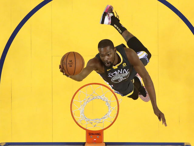 ¿Cuántos puntos ha anotado Kevin Durant en cada uno de sus primeros 12 juegos de serie final?