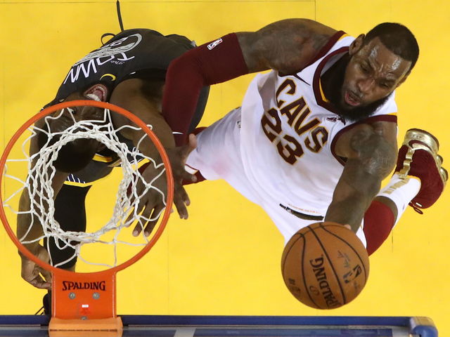 ¿A qué jugador superó LeBron James en puntos en la lista de todos los tiempos en finales de la NBA?