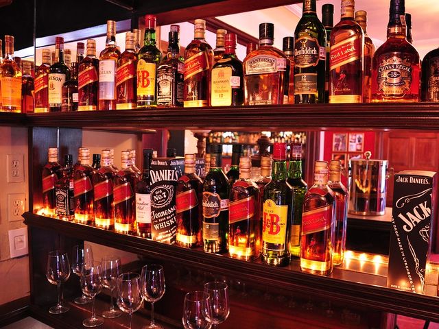 Popular Long Island bar "Gunther's Tap Room" suffered a fire recently, the owners are now vowing to rebuild the bar, which was a favorite drinking spot for which NYC-based writer?