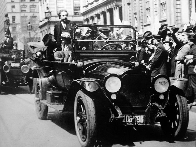 Με ποια προσωπικότητα του Χόλιγουντ ανέπτυξε φιλική σχέση κατά τη δεύτερη περιοδεία του στις ΗΠΑ, το 1931;