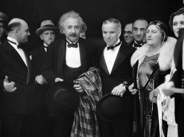 Το 1931 γνώρισε και συνδέθηκε φιλικά με τον ηθοποιό Τσάρλι Τσάπλιν, με τον οποίο είχαν κοινές “αριστερές” πολιτικές απόψεις. Παρευρέθηκε μάλιστα με τη δεύτερη σύζυγό του, Έλσα, στην πρεμιέρα της ταινίας του Τσάπλιν, “Τα Φώτα της Πόλης”.