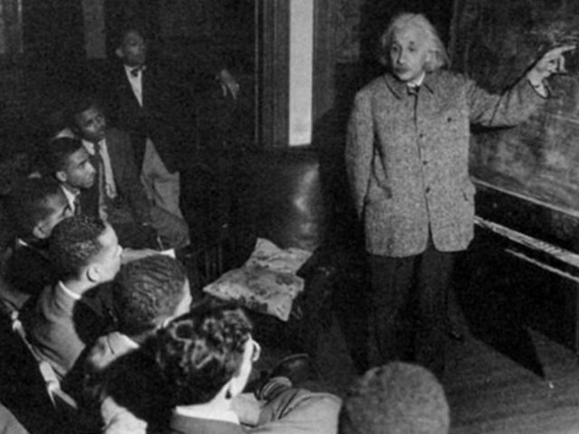Εκτιμάται ότι ο δείκτης IQ του Άλμπερτ ήταν μεγαλύτερος από 160, που σημαίνει πως συγκαταλεγόταν στο 0,003 τοις εκατό των ευφυέστερων ατόμων του πληθυσμού.