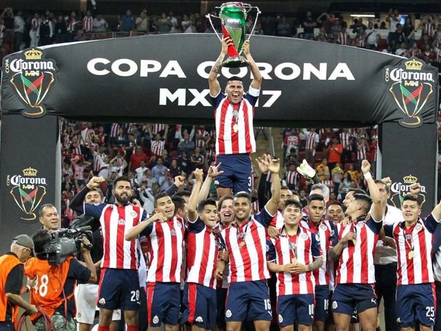 ¿Quién es el máximo goleador en la historia de Chivas?