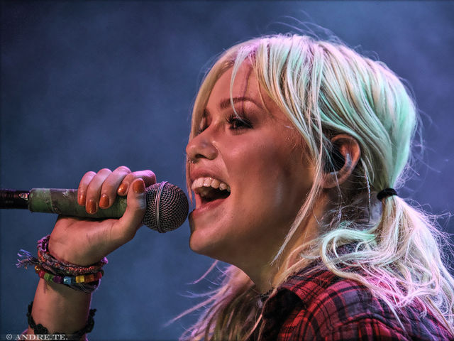 Which hair colour has singer Jenna not had?