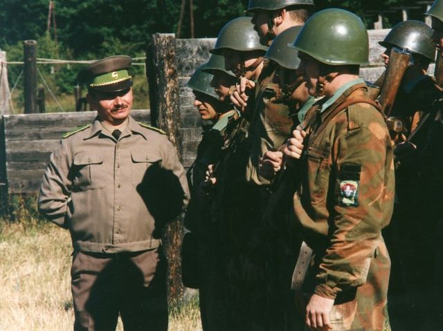 A történet középpontjában a valóságban nem létező határmenti kisváros, Végvár áll.