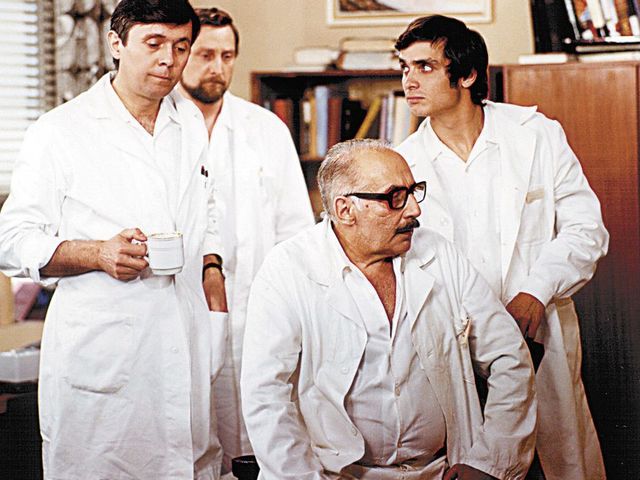 A történet egy kitalált csehszlovák (1993-tól ismét cseh) kisvárosban, Borban játszódik, de a filmet a mosti kórházban vették fel.