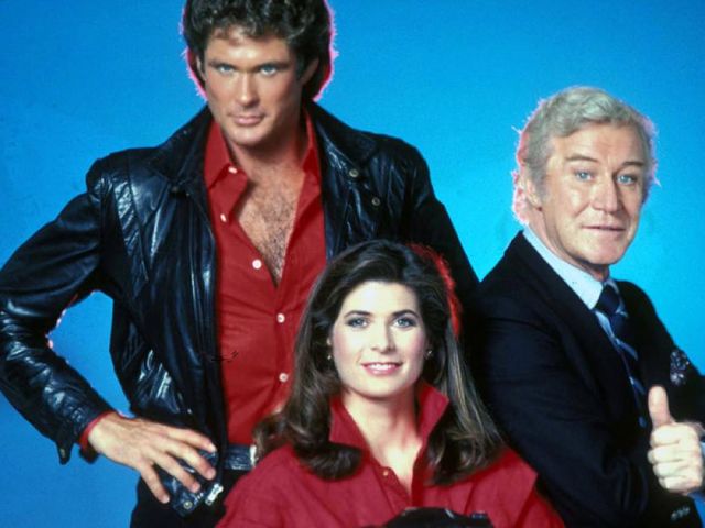 Főszereplője a Michael Knightot alakító David Hasselhoff, illetve annak számítógépekkel felszerelt, mesterséges intelligenciával és számos más különleges képességgel felvértezett autója.