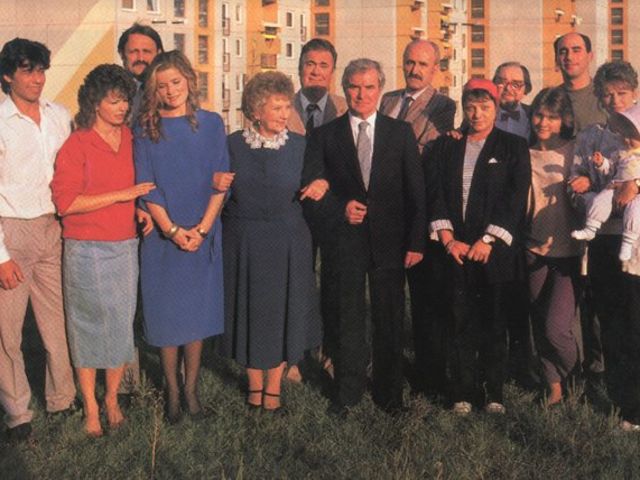 Az egyik legkedveltebb, legismertebb és legnépszerűbb magyar televíziós filmsorozat volt az 1990-es években, amely 1987-től 1999-ig futott.