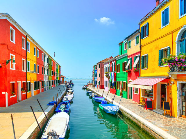 What color is the house all the way at the end of the row on the right?