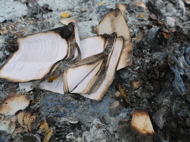 What historic building were millions of Irish records in when they were destroyed in 1922?