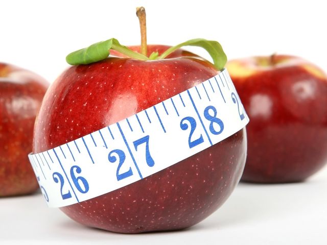 Which organization is calling for courts to overturn a New York City law requiring calorie counts to be posted by certain establishments?