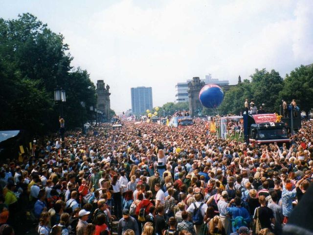 Thousands of New Yorkers celebrated which culture with a massive parade on Sunday?