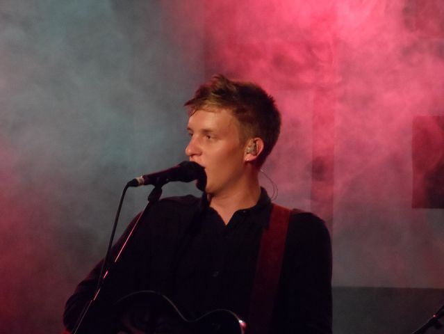 Who appeared alongside George Ezra in the 'Listen To The Man' videoclip?