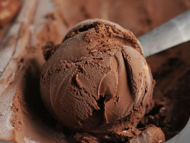 Choose an image of ice cream: