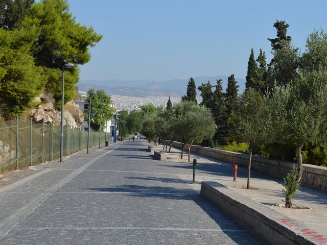 Κατηφορίζοντας το δρόμο βγαίνουμε...