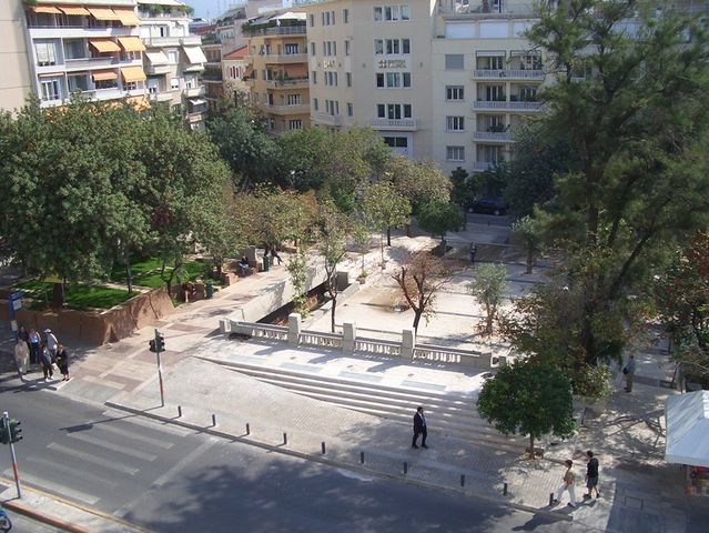 Κοιτάζουμε από ψηλά την πλατεία...
