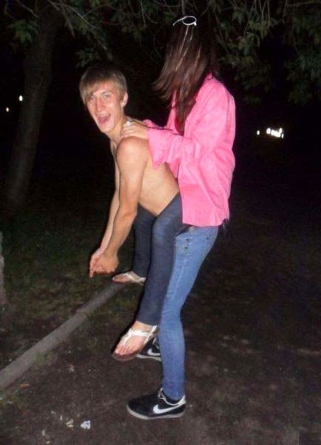 Ի՞նչ է անում այս աղջիկը