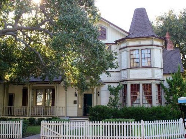 How Well Do You Know These Iconic 80s TV Houses? | Playbuzz