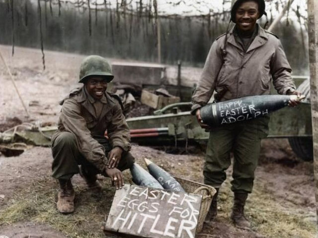 Στρατιώτες τη Κυριακή του Πάσχα κατά τη διάρκεια του Β' Παγκοσμίου Πολέμου, το 1942