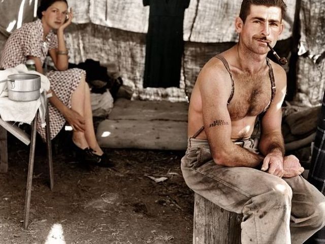 Άνεργος ξυλουργός και η σύζυγος του