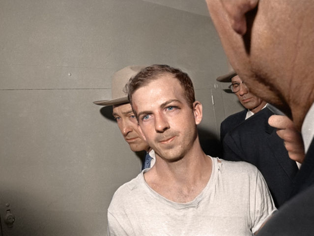 Ο Lee Harvey Oswald πηγαίνει για ανάκριση το 1963