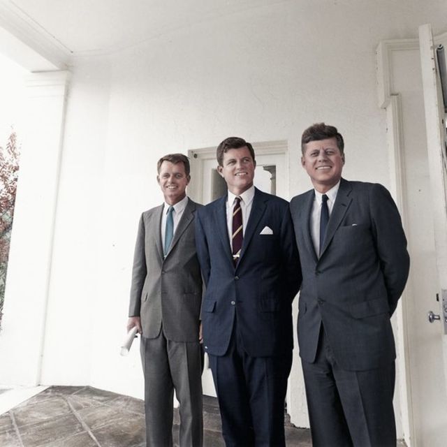 Τα αδέρφια Kennedy έξω από το οβάλ γραφείο