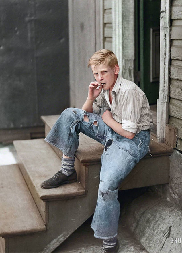 Ένας νεαρός καπνίζει στις φτωχογειτονιές της Βαλτιμόρης, το 1938