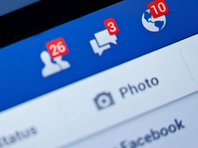 Միջազգային լրատվականներում լայն տարածում է գտել այն, որ ֆեյսբուքը առաջարկվող ընկերների ցուցակում  մարդկանց էջեր է ցույց տալիս, որոնց տվյալ օգտատերն ընդհանրապես չի ճանաչում։ Հարց է առաջանում, թե ինչպե՞ս են նրանք հայտնվում այդ ցուցակում։ Բանն այն է, որ հնարավոր է դուք մի մարդու հետ գտնվեք նույն վայրում, կամ պարզապես անցնեք նույն փողոցով ու հետո ֆեյսբուքը առաջարկի նրան ձեզ  որպես ընկեր։ 