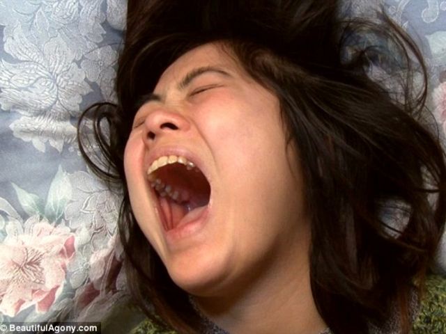 Esta chica anónima está teniendo un orgasmo.