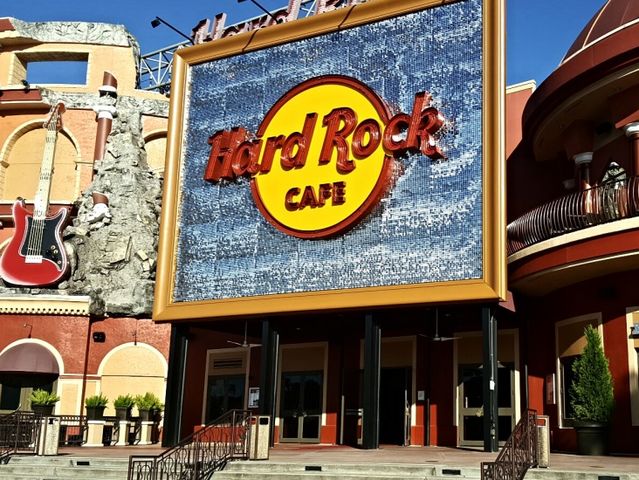 Com quais astros de ação ele fez o Hard Rock Café?