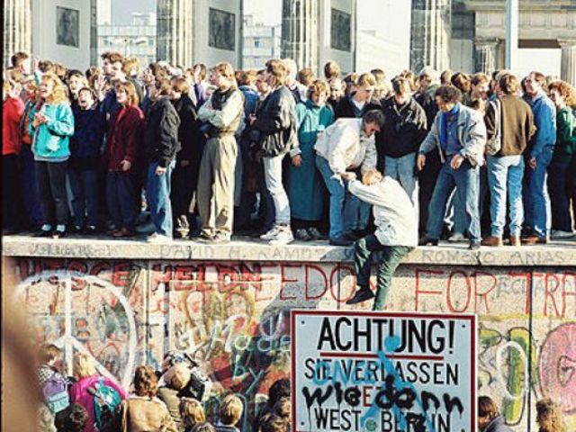 Can You Guess The Year These Historic Events Happened?! | Playbuzz