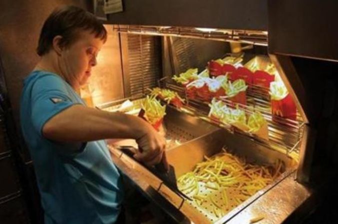 Mengharukan, Setelah 32 Tahun Bekerja di McDonalds, Wanita 'Down Syndrome' Ini Akhirnya Pensiun