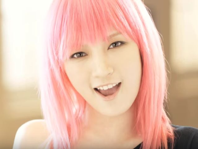 Which miss A music video features Jia with bright pink hair?