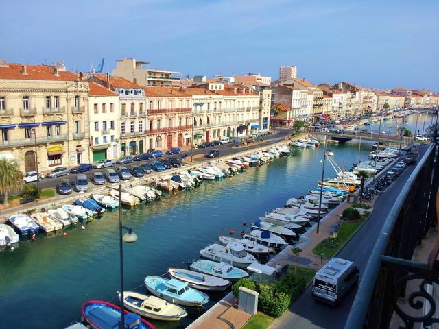 Անվանիր պետության մայրաքաղաք, որն իր մեջ միավորել է 2 տարբեր քաղաքների անուններ։