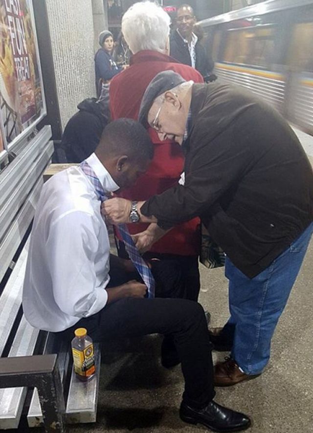 Փողկապ կապելու օգնություն