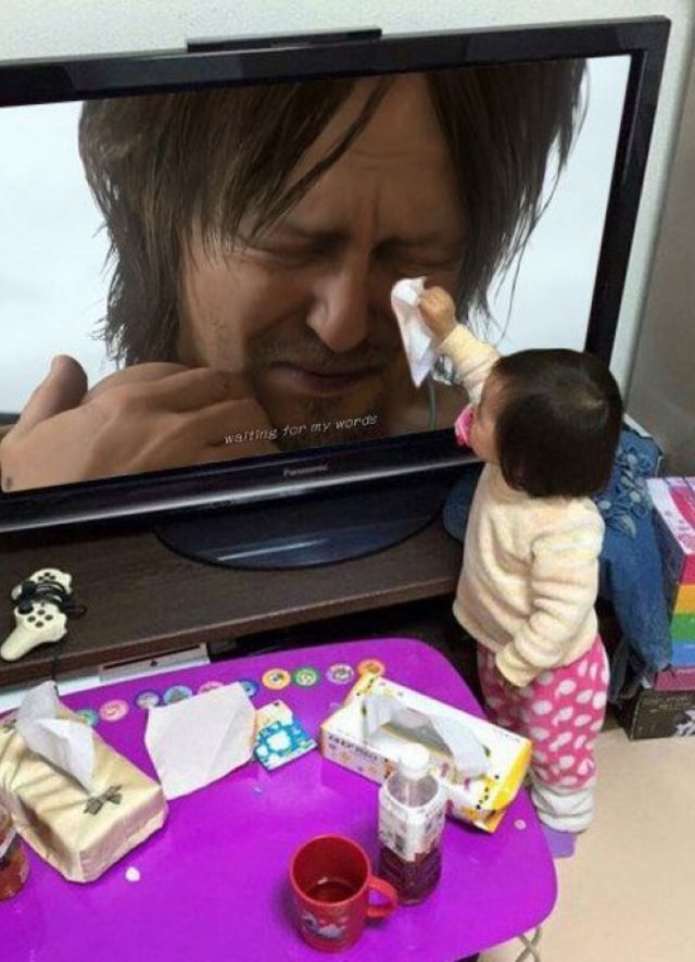 Աղջնակը մաքրում է հեռուստացույցի այն կողմից արտասվող մարդու արցունքները