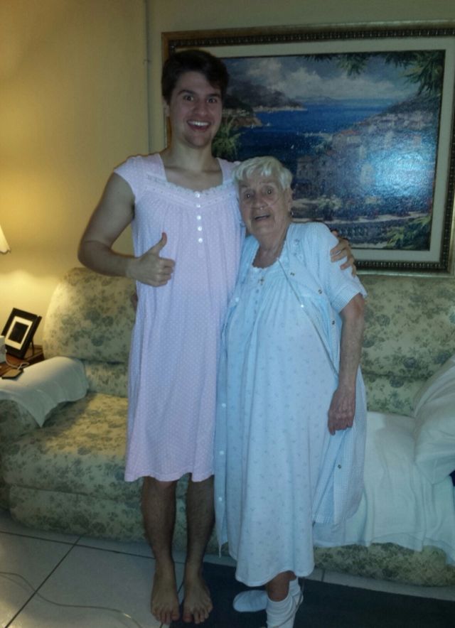 84-ամյա տատիկն ամաչել է գիշերազգեստով քայլել հիվանդանոցում. նրա թոռնիկը նույնպես գիշերազգեստ է հագել տատիկին աջակցելու համար