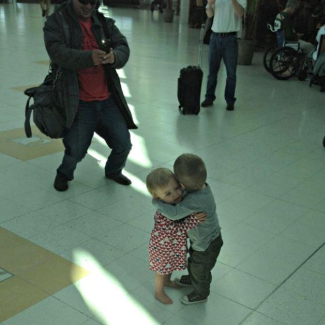 Նրանք ծանոթացել են օդանավակայանում ու որոշել գրկել միմյանց