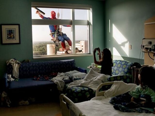 Պատուհաններ մաքրող ընկերության աշխատակիցները սուպերհերոսի շորերով անակնկալ են մատուցում հիվանդանոցում պառկած երեխաներին