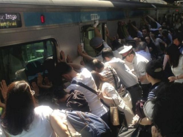 Մարդիկ հրում են գնացքը, որպեսզի օգնեն դուրս գալ գնացքի ու հարթակի արանքում մնացած կնոջը