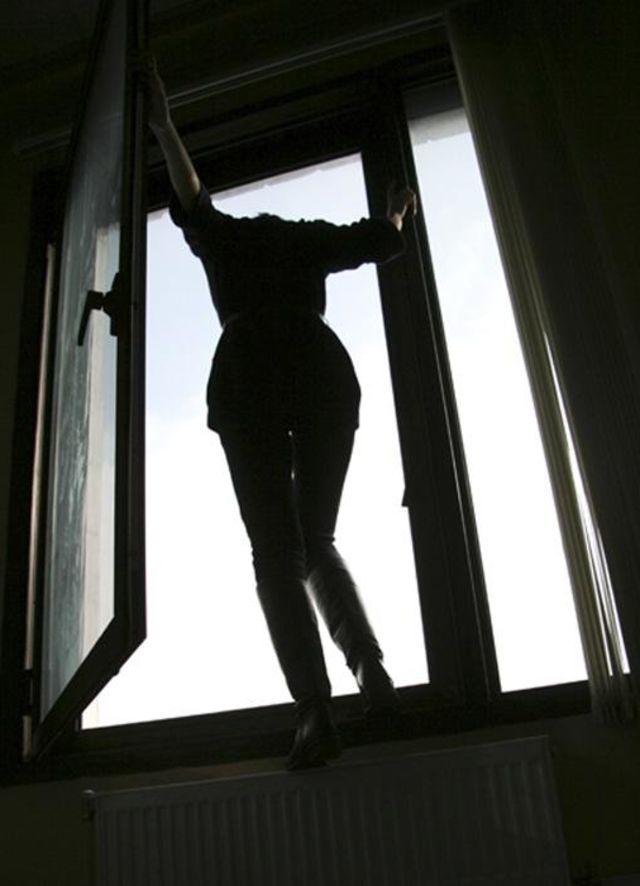 Девочка выпрыгнула из окна из-за низкой оценки фото в соцсети